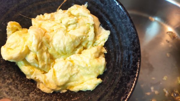 但蛋液五分熟即可盛出備用。