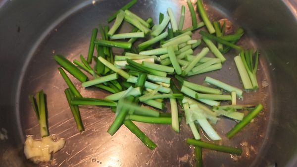 韭菜切小段，放入鍋中拌炒。厚梗先下半炒約1分鐘後再下後段。