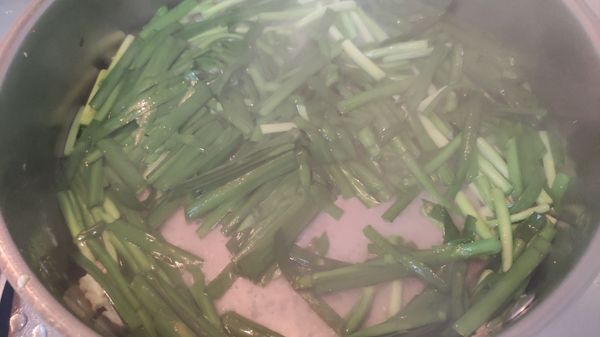 加入少量水份讓韭菜更濕潤，炒來味道會更軟嫩。