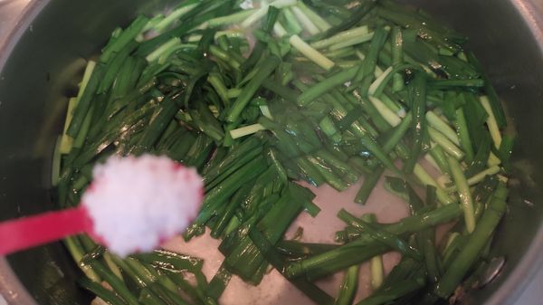 加入鹽巴調味。