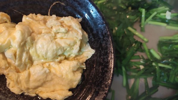 將半熟的蛋液放入鍋中一起拌炒。