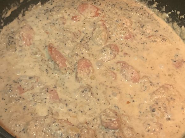 加入麵條拌勻再煮一下就可以起鍋了。