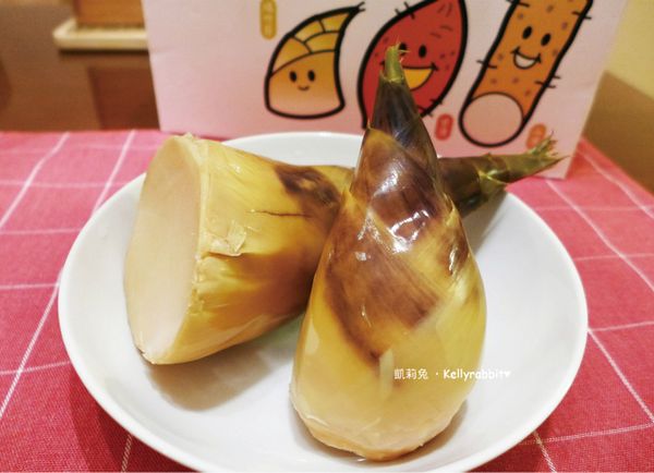 新北市綠竹筍是已經處理過再真空包裝的熟竹筍。去殼洗淨後削去底部較硬的部分，切丁備用