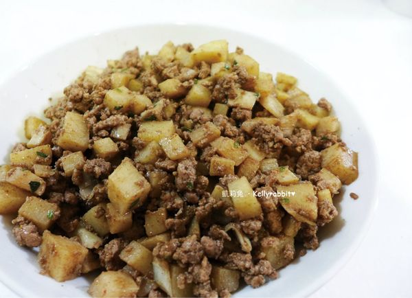 將[筍子餡]所有材料放入鍋中炒熟備用(調味部分可自行斟酌調整)