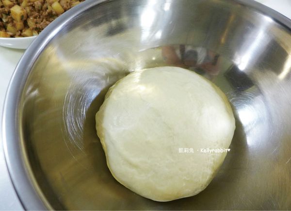 將[麵糰]所有材料放入鋼盆混和，揉捏成光滑不黏手的麵糰後蓋上保鮮膜，讓麵糰鬆弛10~20分鐘