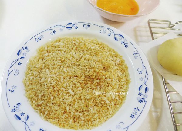 麵包粉加2匙的油炒成微金黃色後倒入盤子內備用