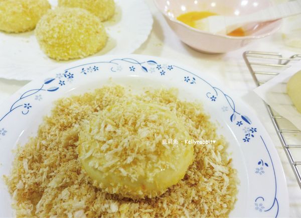 將鬆弛好的麵糰揉成長條狀，切成每個重約60g的麵糰，再用桿麵棍桿成圓型薄皮後包入筍子餡後收口，塗上蛋液後裹上麵包粉，發酵約30~40分鐘