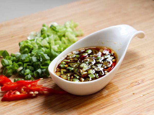 醬油、白醋、味霖，各一大匙。砂糖 1/3 匙。
混合蔥珠、一點點辣椒，最後滴幾滴香油，完成！

(鼎泰豐-米醋，我逢人必推，小籠包店的醋實在太好吃)