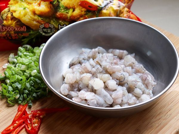 蝦仁清洗乾淨，切小塊。蔥花、辣椒備用。
(辣度依個人口味調整，照片這樣一根小辣椒是頗辣的喔)