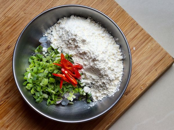 目測法，請先加入跟蝦仁差不多量的韓式煎餅粉。

（韓式煎餅粉在各大電商都有賣，一大包幾十元到100多，很便宜，居家防疫請網購）