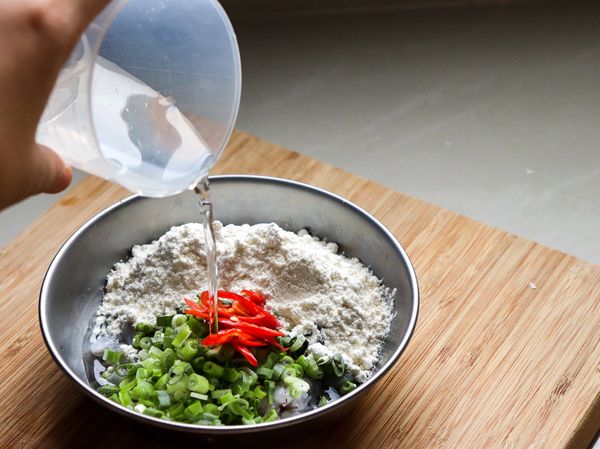 重要提醒！加水拿一個杯子，少量慢慢加，一次大概20-30c.c，慢慢調整比例。
因為通常第一次做煎餅會太嗨，水嘩啦啦加下去，然後發現麵糊整個太稀救不回來。