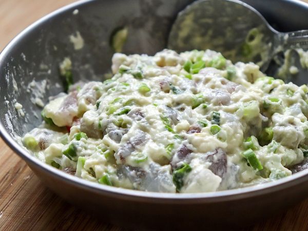 攪拌均勻後，像圖片這樣的話，煎餅粉少了一些，再另外補加煎餅粉 &amp; 一點點水。