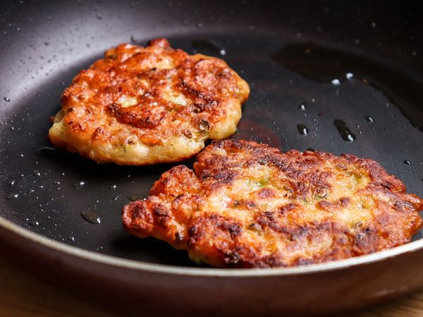 先中大火定型煎餅，以中小火將核心煎熟，再中大火兩面煎香煎脆，起鍋前拉高溫度逼出油。