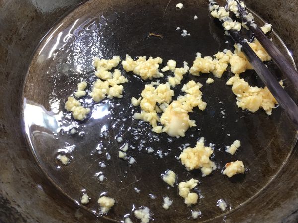 蒜辨切末熱油鍋倒入鍋中拌炒一下