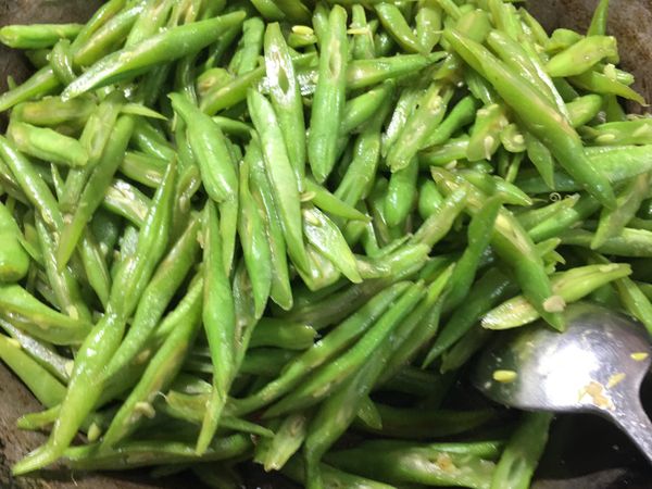 拌炒5分鐘左右水份收乾，四季豆軟即可，（試一下味道看是否需要添調味料）熄火。