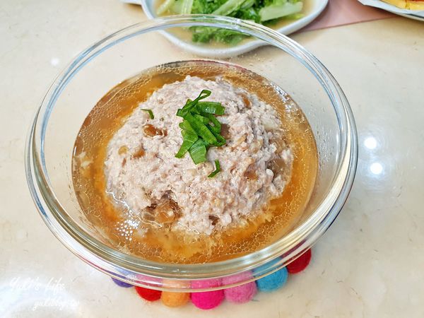 ✓豬絞肉加上切碎的蒜頭、蔭瓜
✓蔭瓜使用剪刀剪碎.加入蔭瓜醬汁
✓用叉子將所有食材攪拌均勻.至豬絞肉有點黏性
✓豬絞肉放入容器中.整成圓餅狀.並加入些許的水(大約2/3米杯的水)
✓電鍋外鍋放3杯水.蒸25分鐘左右即可取出