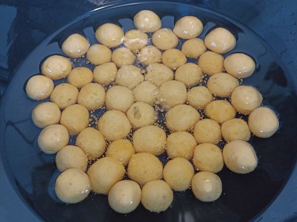 5. 熱油鍋，請用中小火，先丟一顆地瓜球看旁邊是否冒泡泡，若有冒泡泡就可以慢慢把地瓜球都放下去囉！

⭐若過程中地瓜球有沾黏狀況，請用料理筷撥開

6. 等地瓜球浮起來之後，用漏勺壓一下、再炸一下、壓一下，約重複壓個2~3次，這樣炸起來中間就會是空心的哦
