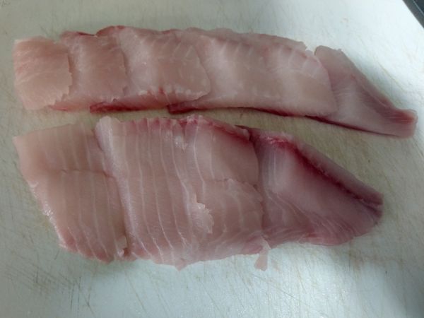 退冰鯛魚用紙巾稍微吸乾水份
斜刀片成魚片
(厚度可依個人喜好，
片開可幫助入味及熟度)