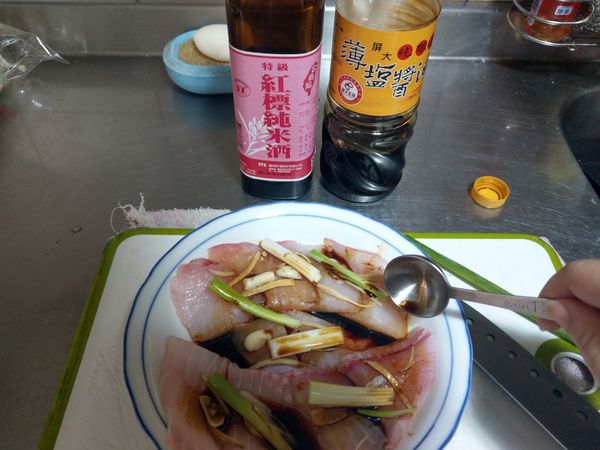 將魚片擺入盤中
淋上米酒及醬油
均勻灑上薑絲/蒜片/蔥段
(切成薑末/蒜末也可以)
(喜歡吃辣可灑辣椒絲)