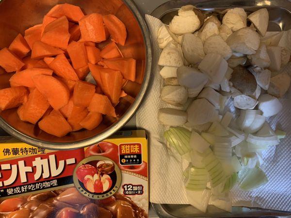 食材切塊備料。
(食材份量依自己喜好準備，並無一定份量準則)