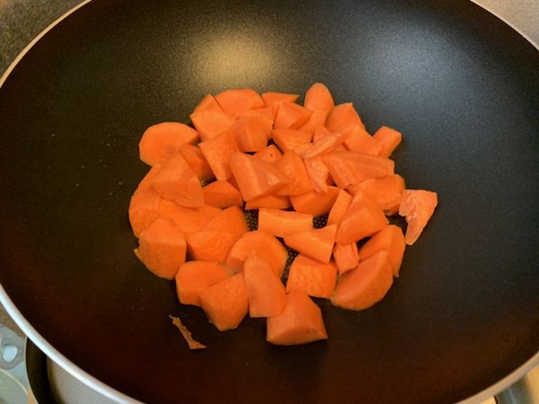 熱鍋熱油，下紅蘿蔔中小火先炒。
(個人覺得脂溶性食材可先透過油脂釋放些營養吧)