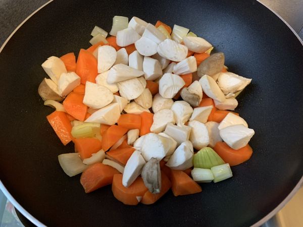 洋蔥開始略變透明色，加入杏鮑菇。