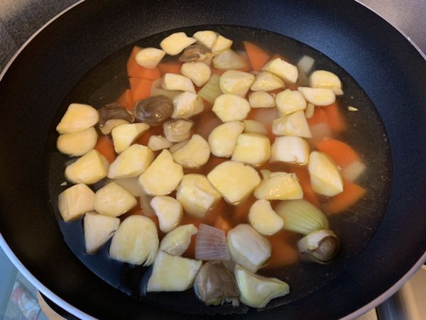 杏鮑菇水份差不多炒乾後，加入700cc開水，中火煮滾後，轉小煮約5分鐘。