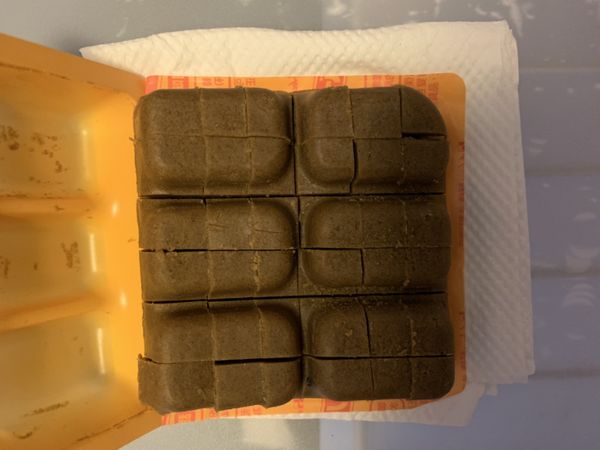 等待期間，先將1小盒咖哩切小塊。
(切小塊可快速融解)