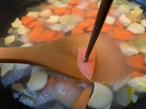 確認食材熟度，紅蘿蔔可穿透即可。