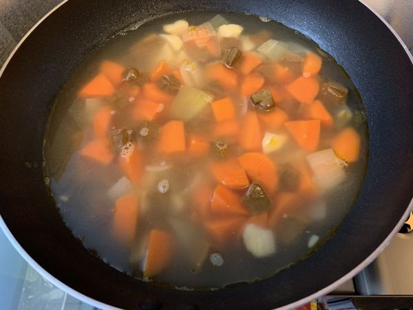 先關火，分佈放入切好小塊咖哩，平均在鍋內。