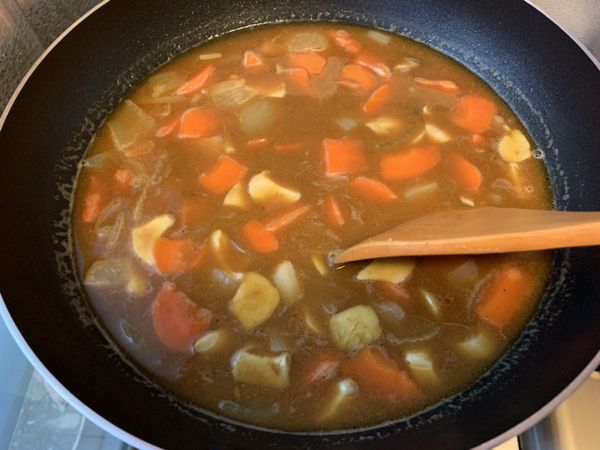 攪拌至咖哩塊確定溶解。