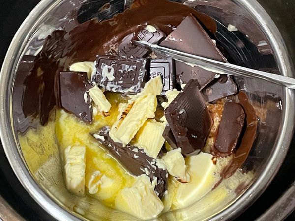 將奶油和巧克力隔水加熱拌勻，拌勻後關火暫封鞥，暫放溫水保溫