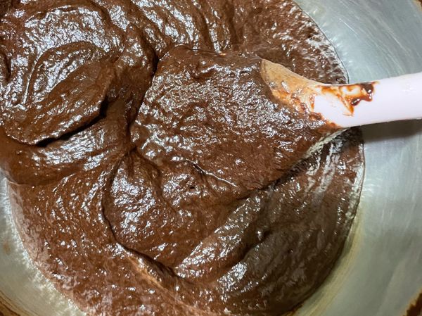 奶油巧克力和蛋黃糊拌勻後