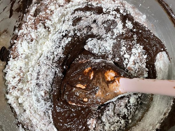 篩入低筋麵粉和巧克力粉，再攪拌勻，