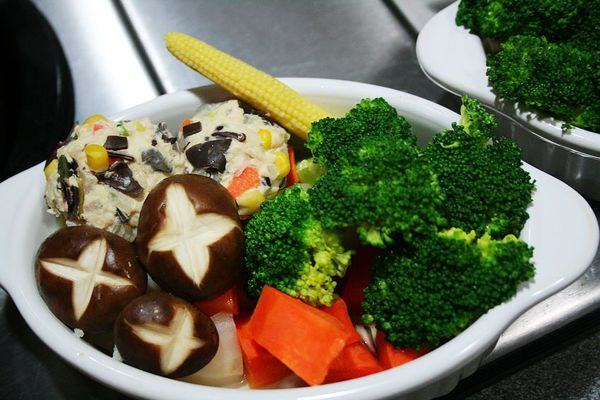 將花椰菜,玉米薯,紅蘿蔔,馬鈴薯,新鮮香菇還有自製雞肉丸子(雞肉丸子的做法作法http://www.wretch.cc/blog/Stephenie06/34717002)放在焗烤盤裡備用