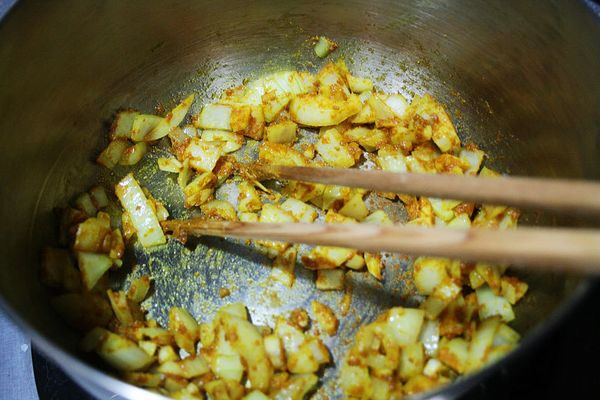 鍋中倒入一點油～爆香洋蔥末和蒜末加進咖哩粉拌炒至香味出來.....即可倒進動物性鮮奶油小火煨煮醬汁至煮滾