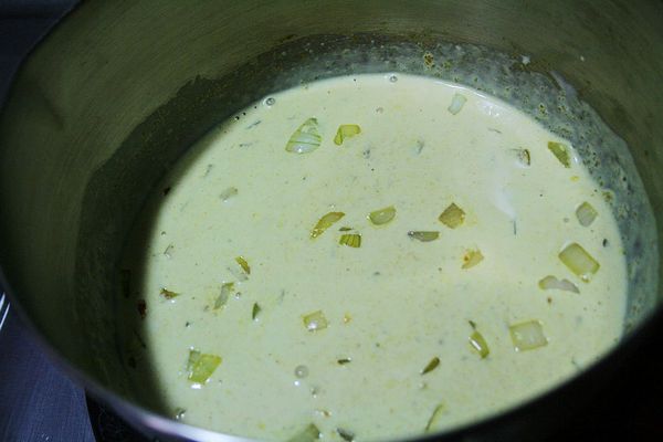 把醬汁倒在步驟2的蔬菜丸子焗烤盤裡～上面灑上適量的起士絲和黑胡椒粒即可放進烤箱以200度烘烤製表面金黃即完成香噴噴又會拉絲的焗烤蔬菜丸子喔!