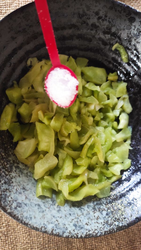 加入鹽巴調味，這烘蛋調味要在前頭。