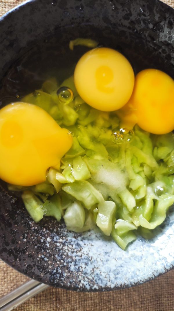 打入三顆雞蛋拌勻。可以快速打勻，把空氣打進蛋液裡，烘出來的蛋會更立體。