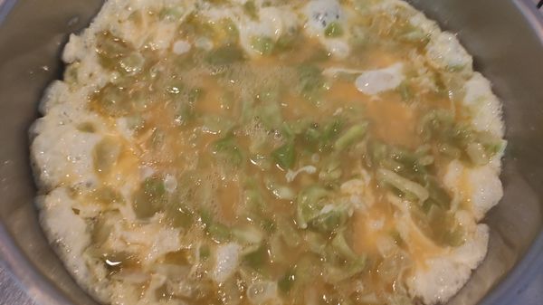 加熱平底鍋，倒入食用油，倒入拌勻的食材。