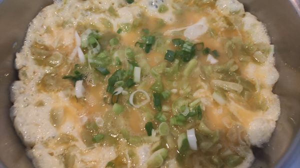 在蛋液食材上灑上青蔥花。