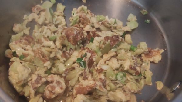 待底部的蛋液凝固後拌開，透過拌開能讓每一口瓜脯都能巴到雞蛋。