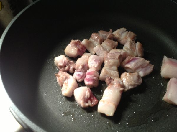 五花肉切1公分寬，先下鍋煸香