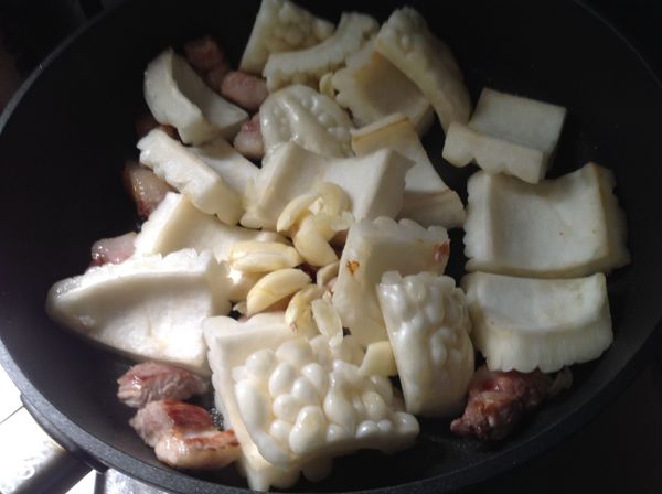 蒜頭拍扁、苦瓜下鍋和肉一起拌抄