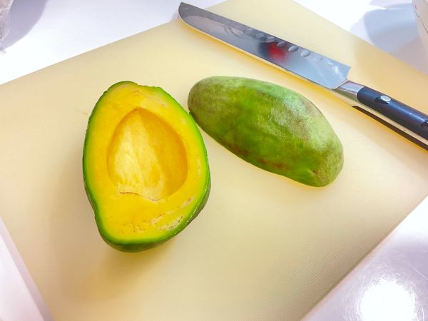 在煮蛋同時，酪梨對切後去籽剝皮