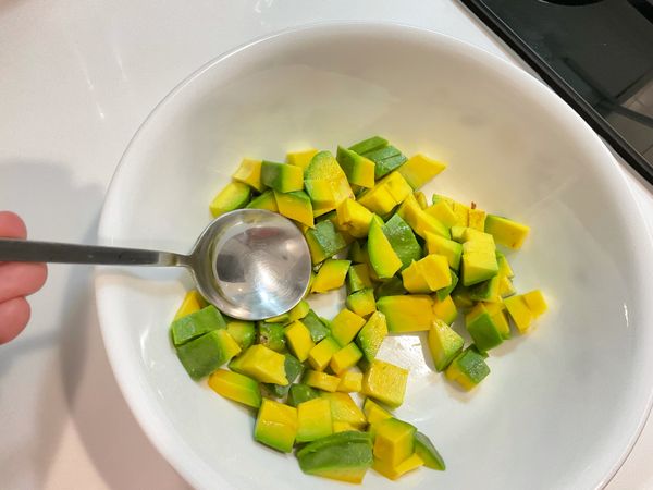 酪梨切丁後，用湯匙搗碎
