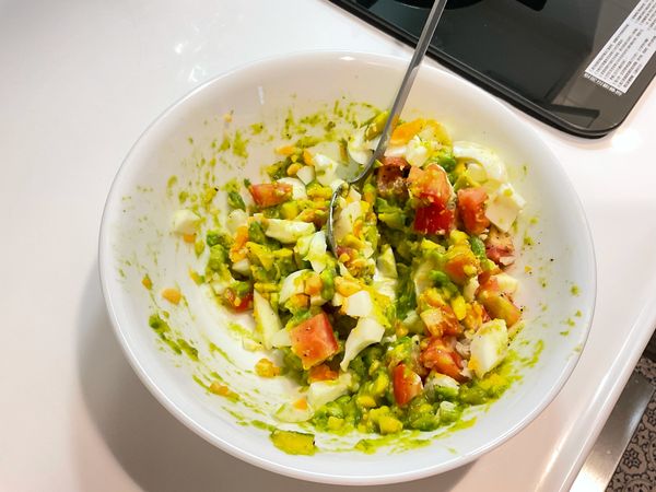 將水煮蛋、番茄切丁後，加到搗爛後的酪梨，再加入黑胡椒鹽、鹽巴、擠檸檬汁（可以連果肉都加入），攪拌均勻備用