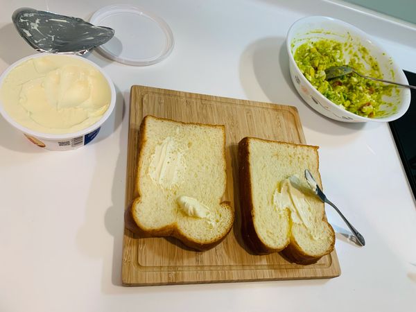 烤完吐司塗上乾酪