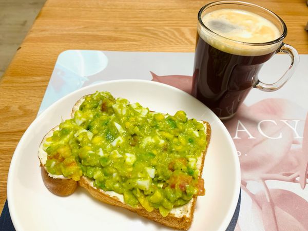 酪梨番茄蛋沙拉吐司配上咖啡，開啟美好的一天