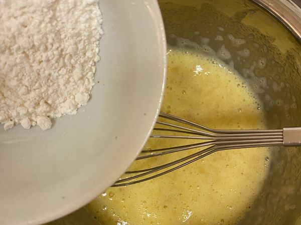 （低筋麵粉先過篩）
香蕉壓成泥狀跟雞蛋混合攪拌均勻